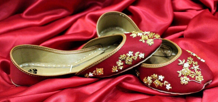 Splendor Emblem - Red base and Gold Embellished Ballet Flats / Red Mojari / Red Khussa / Red Juti / Red Slip-ons / Brautschuhe Flach