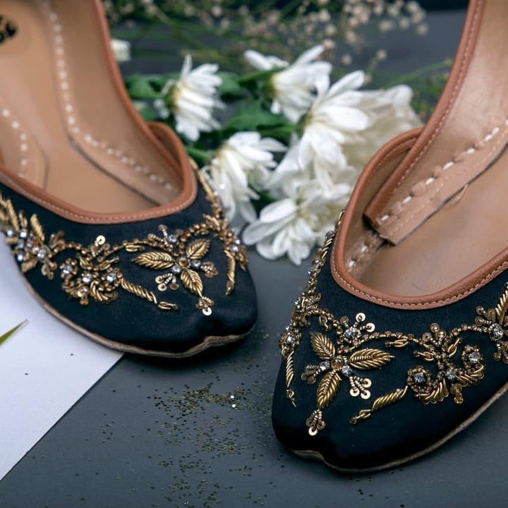 Winged Glory - Stunning Embellished Wedding Ballet Flats / Mojari / Khussa / Juti / Chaussures Plates Noires / Schwarz Brautschuhe Flach