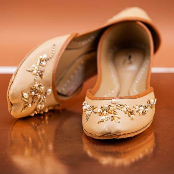 Tulip Dream - Champagne Beige Base Gold Embellished Wedding Flat Shoes / Mojari / Khussa / Juti / Ballerines Beiges / Brautschuhe Flach