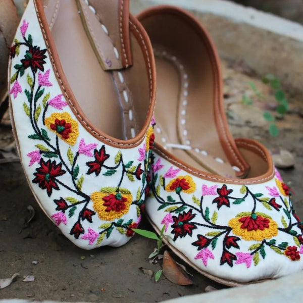 Jardin Fleuri - Handmade White Women Flat Shoes Ballet Flats Kundan Khussa Juti Ethnic Shoes Bridal Shoes Mojari Indian Juttis