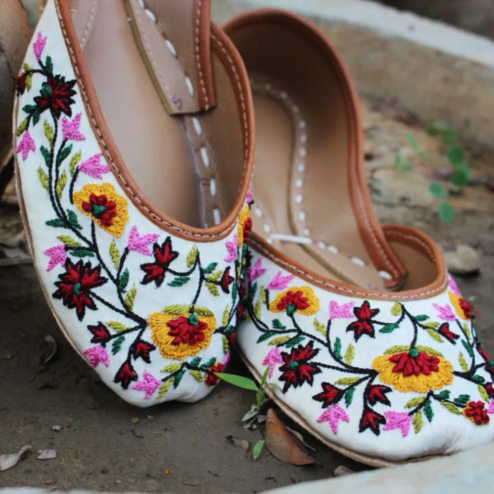 Jardin Fleuri - Handmade White Women Flat Shoes Ballet Flats Kundan Khussa Juti Ethnic Shoes Bridal Shoes Mojari Indian Juttis