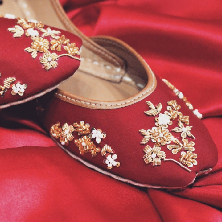 Splendor Emblem - Red base and Gold Embellished Ballet Flats / Red Mojari / Red Khussa / Red Juti / Red Slip-ons / Brautschuhe Flach