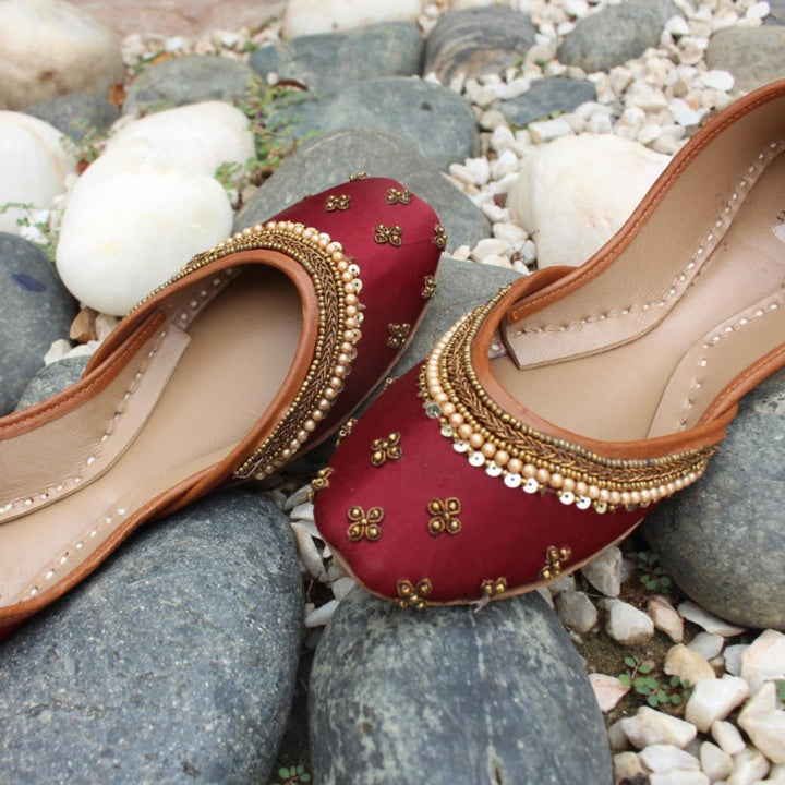 Bridal Pearl - Red base Embellished Ballet Flats / Red Mojari / Red Khussa / Red Juti / Red Slip-ons / Brautschuhe Flach