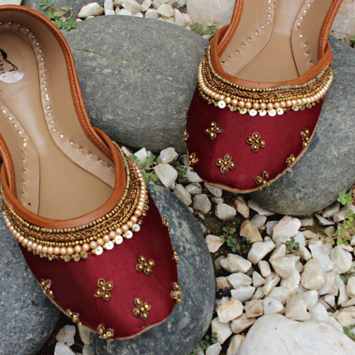 Bridal Pearl - Red base Embellished Ballet Flats / Red Mojari / Red Khussa / Red Juti / Red Slip-ons / Brautschuhe Flach