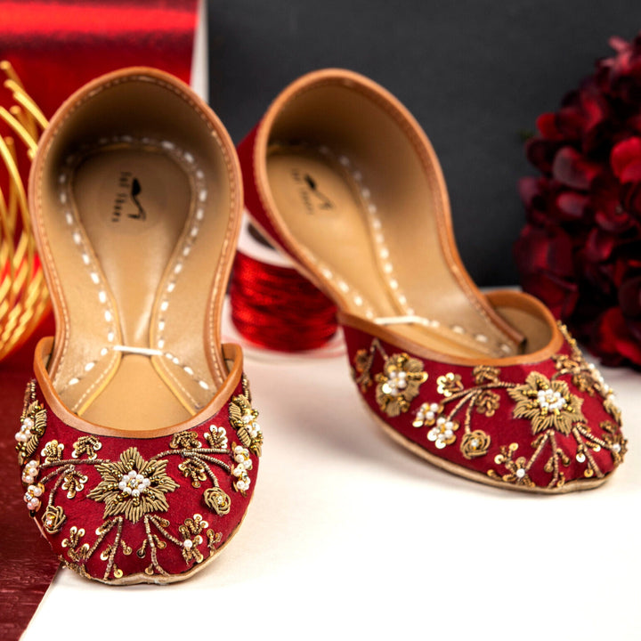 Bridal Blaze - - Red base Embellished Ballet Flats / Red Mojari / Red Khussa / Red Juti / Red Slip-ons / Brautschuhe Flach