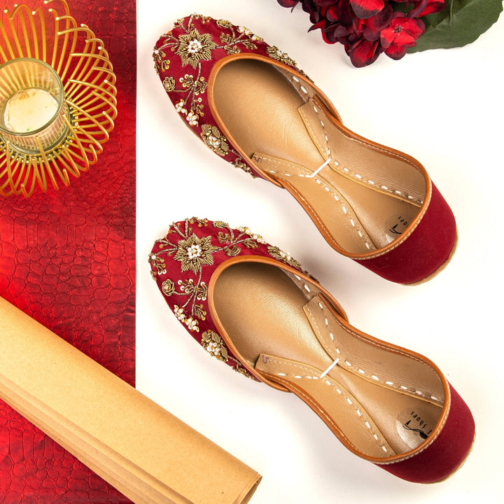 Bridal Blaze - - Red base Embellished Ballet Flats / Red Mojari / Red Khussa / Red Juti / Red Slip-ons / Brautschuhe Flach