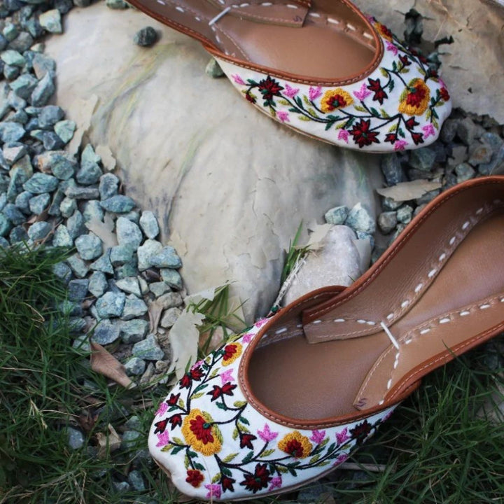 Jardin Fleuri - Handmade White Women Flat Shoes Ballet Flats Kundan Khussa Juti Ethnic Shoes Bridal Shoes Mojari Indian Juttis