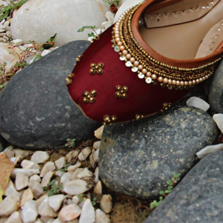 Bridal Pearl - Red base Embellished Ballet Flats / Red Mojari / Red Khussa / Red Juti / Red Slip-ons / Brautschuhe Flach