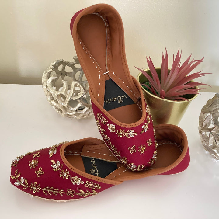 Dense Red Bridal - Red base Embellished Ballet Flats / Red Mojari / Red Khussa / Red Juti / Red Slip-ons / Brautschuhe Flach