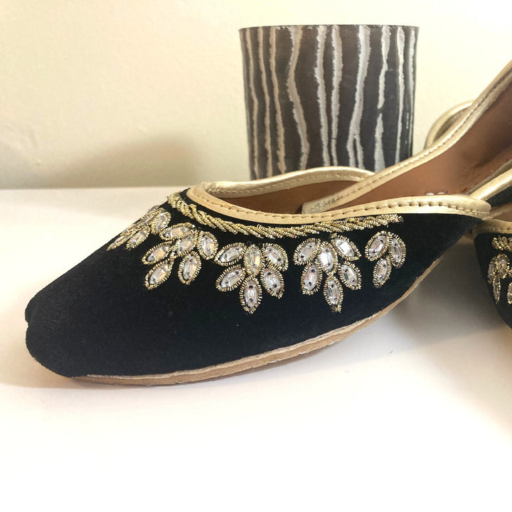 Kundan Finery - Embellished Black Ballet Flats / Black Mojari / Black Khussa / Black Juti / Black Slip-ons / Schwarz Brautschuhe Flach