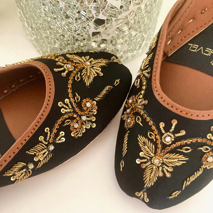 Winged Glory - Stunning Embellished Ballet Flats / Mojari / Khussa / Juti / Slip-ons / Chaussures Plates Noires / Schwarz Brautschuhe Flach