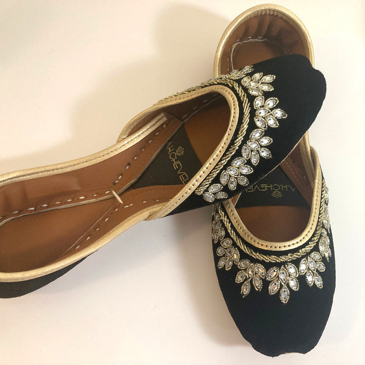 Kundan Finery - Embellished Black Ballet Flats / Black Mojari / Black Khussa / Black Juti / Black Slip-ons / Schwarz Brautschuhe Flach