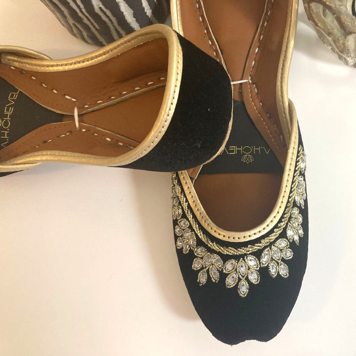 Kundan Finery - Embellished Black Ballet Flats / Black Mojari / Black Khussa / Black Juti / Black Slip-ons / Schwarz Brautschuhe Flach