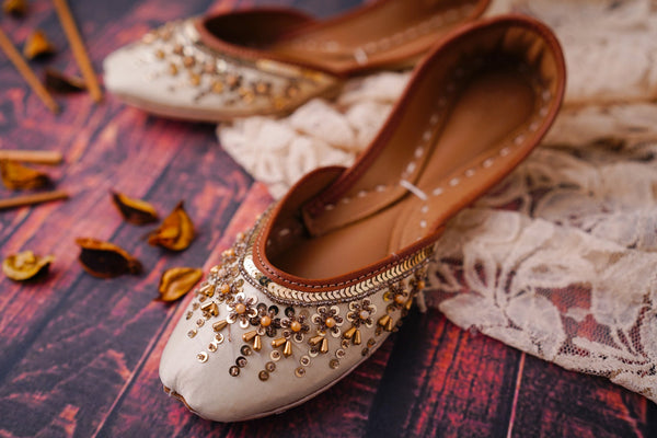 Ivory Fizz - Ivory Bridal Flats Womens Khussa Indian Jutti Shoes Punjabi Jutti Beige Wedding Flats Bridal Shoes Floral Sparkly Wedding Flats