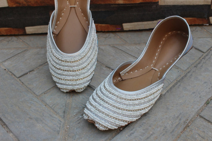 Abrazo De Plata - White And Silver Embellished Handmade Women Juttis