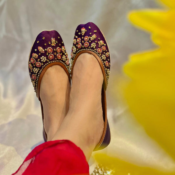 Violet Beauty - Floral Embroidered Ballet Flats / Floral Mojari / Floral Khussa / Floral Juti / Slip-ons / Brautschuhe Flach