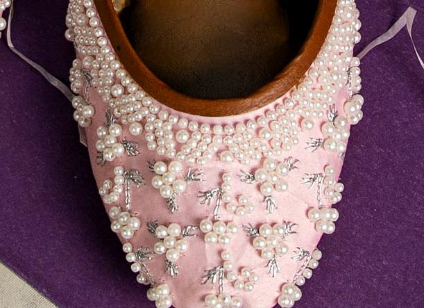 Pink Punjabi Jutti with pearl embellishment and silver embroidery.